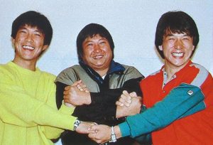 香港映画ゴールデントリオの写真。左からユン・ピョウ、サモ・ハンキンポー、ジャッキー・チェン